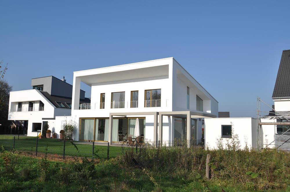 Ein großes weißes Haus steht mitten auf einer Wiese