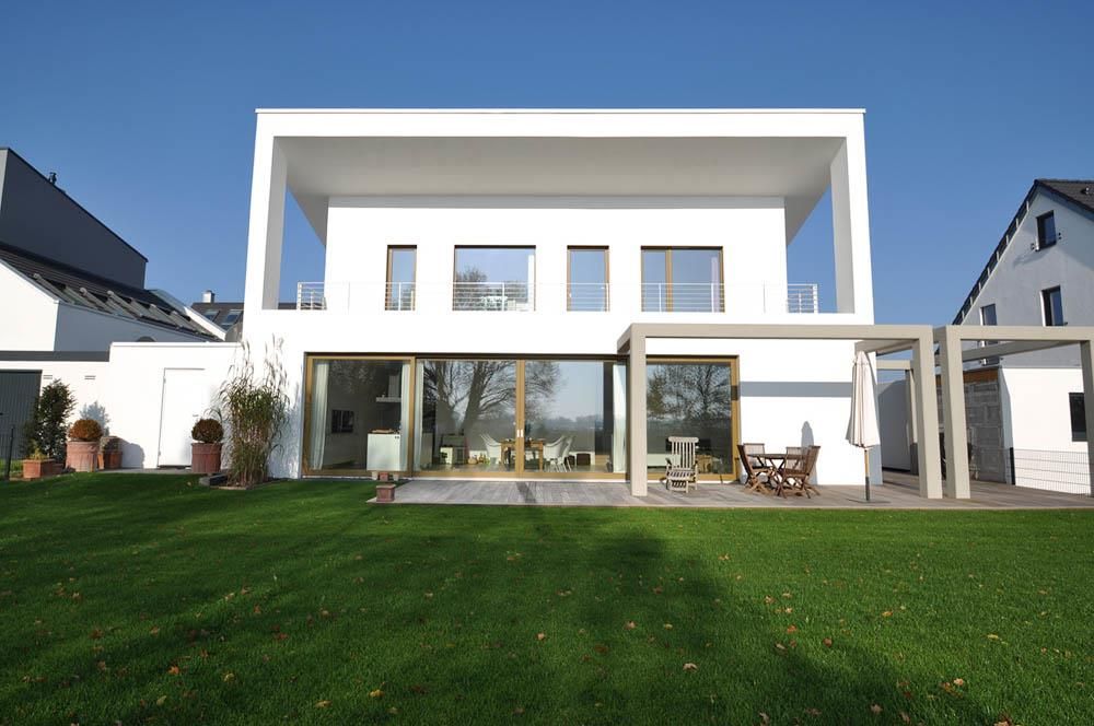 Ein weißes Haus mit einer großen Wiese davor