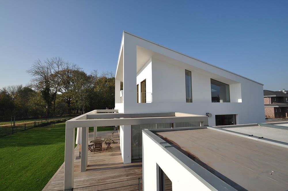 Ein großes weißes Haus mit einem schrägen Dach