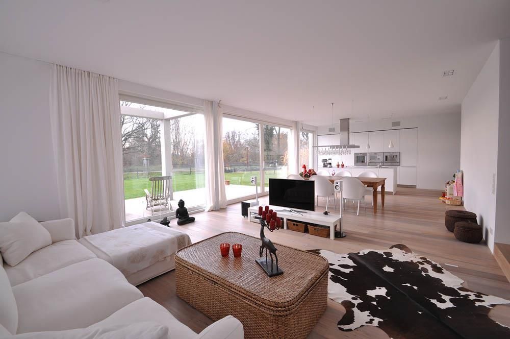 Ein Wohnzimmer mit weißen Möbeln und einem Teppich mit Kuhmuster