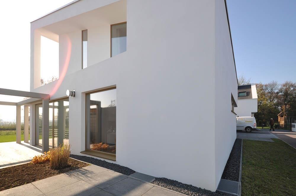 Ein weißer Lieferwagen steht vor einem weißen Haus