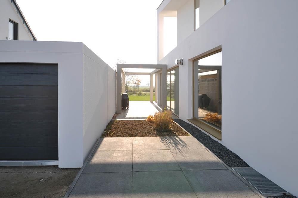 Ein weißes Haus mit einem schwarzen Garagentor