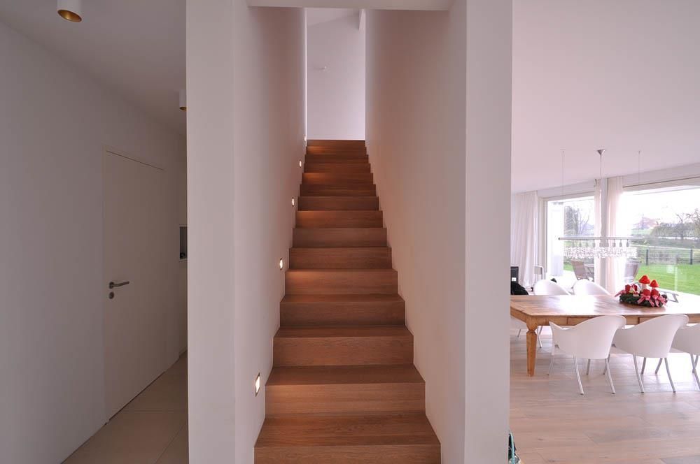 Eine Holztreppe, die in den zweiten Stock eines Hauses führt