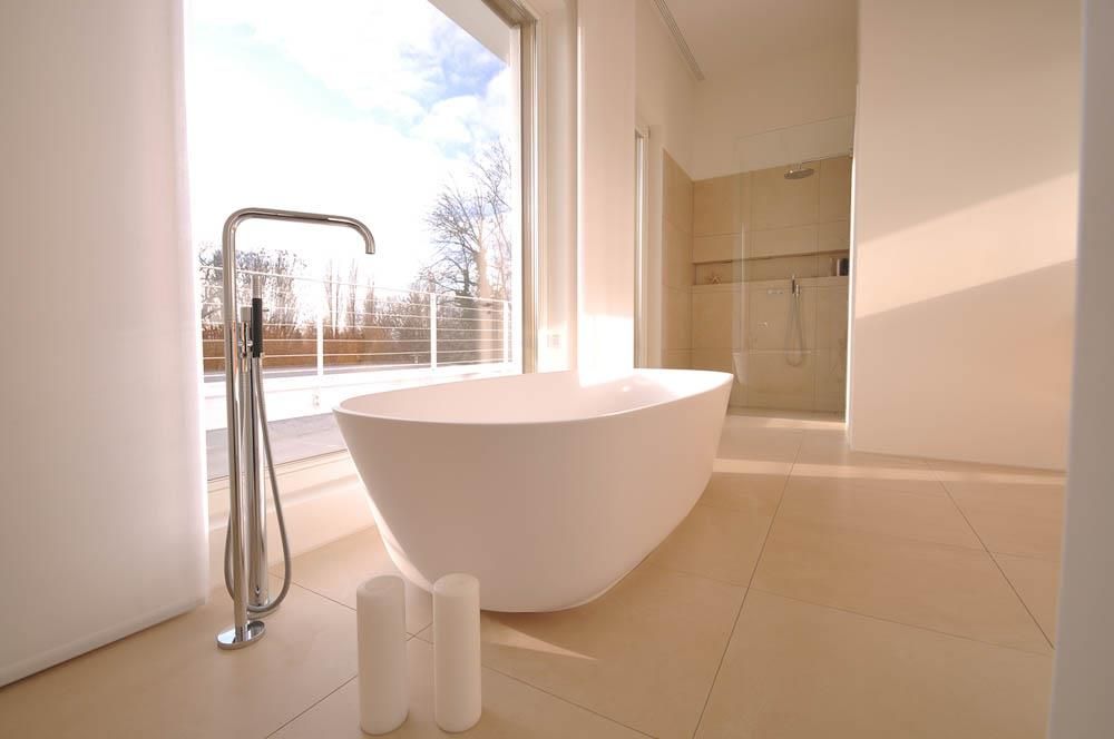 Eine Badewanne in einem Badezimmer neben einem Fenster