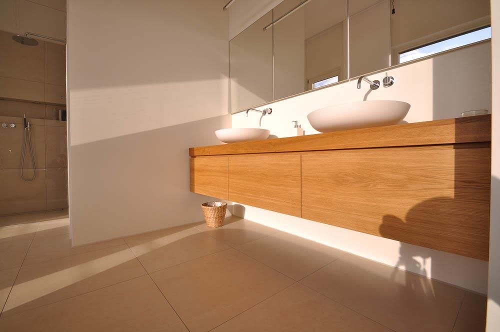 Ein Badezimmer mit zwei Waschbecken und einem Spiegel