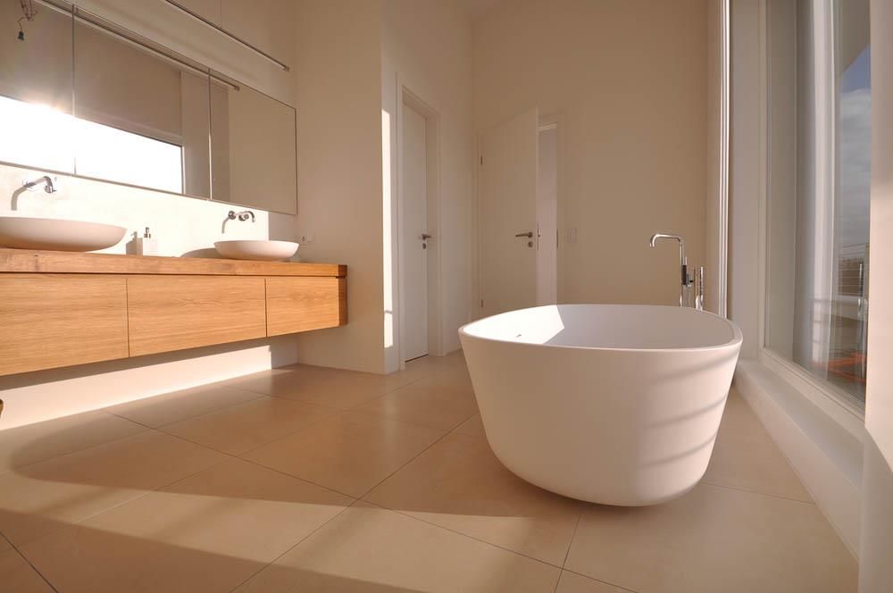 Ein Badezimmer mit zwei Waschbecken und einer Badewanne