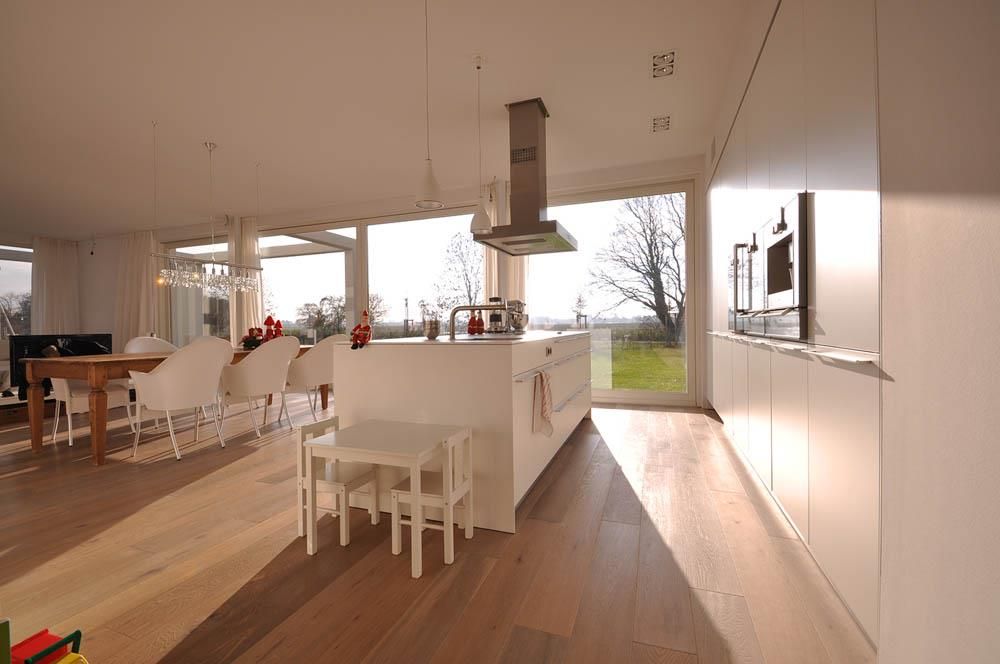 Eine Küche mit einem Tisch und Stühlen darin