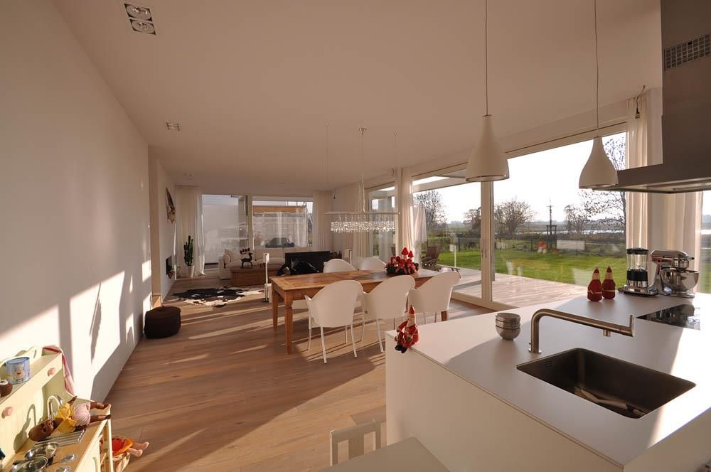 Eine Küche mit Spüle und Tisch darin