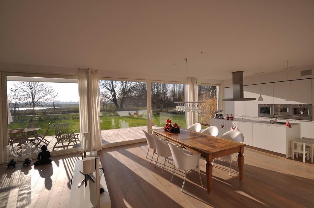 Ein Esszimmer mit großem Tisch und Stühlen