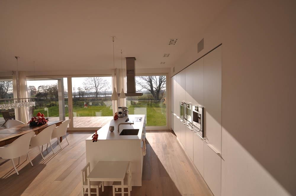 Eine Küche mit einer großen Insel in der Mitte