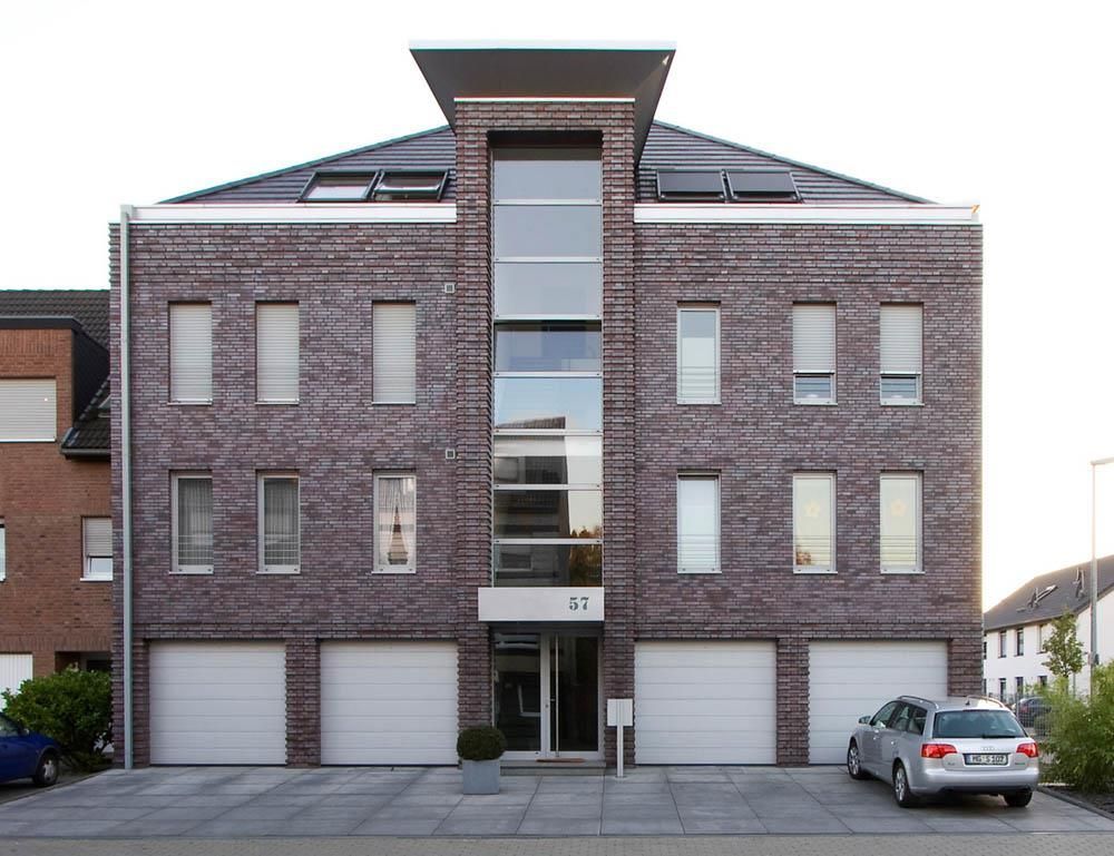 Ein Backsteingebäude mit der Nummer 21 darauf