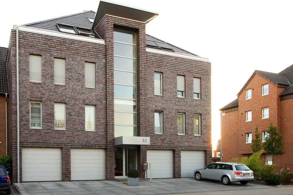 Ein Gebäude mit der Nummer 12 darauf