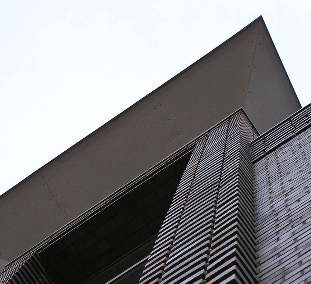 Blick nach oben auf ein Gebäude mit einem weißen Himmel im Hintergrund