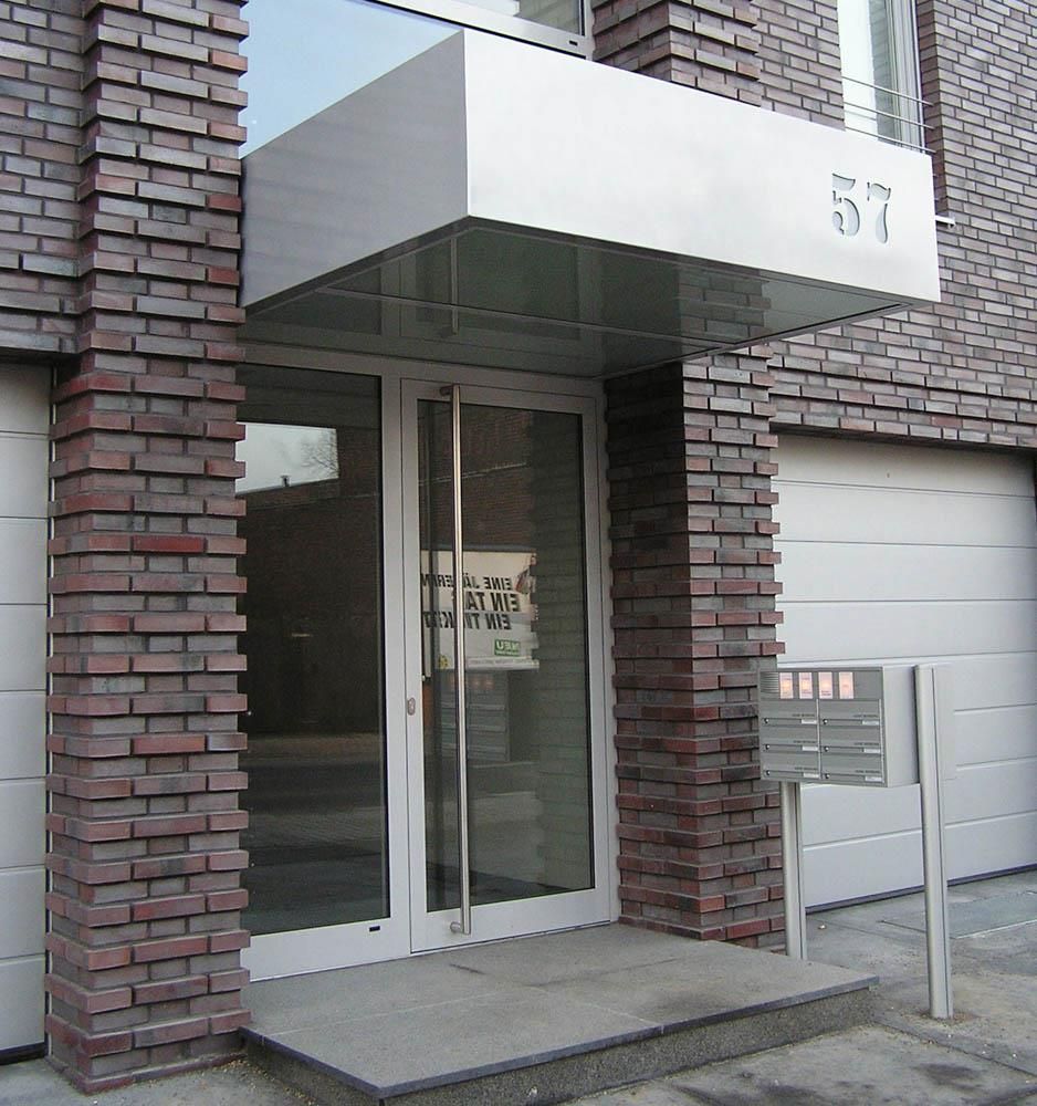 Ein Backsteingebäude mit der Nummer 51 darauf