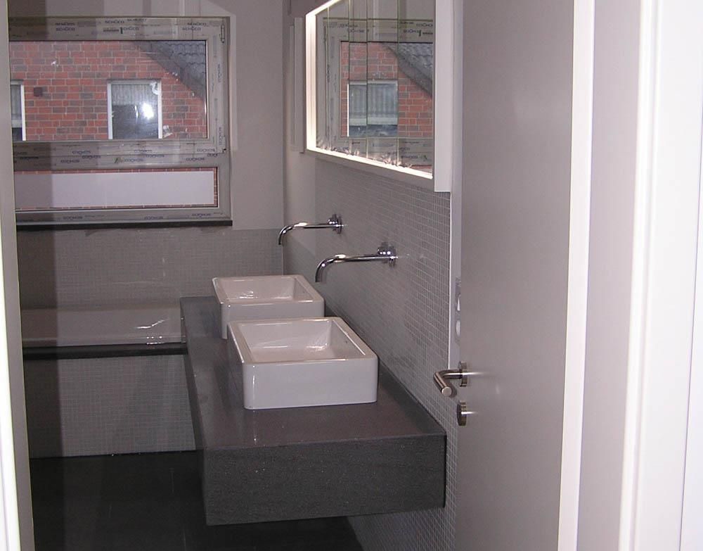 Ein Badezimmer mit zwei Waschbecken und einem Spiegel