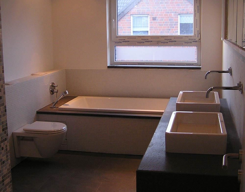 Ein Badezimmer mit zwei Waschbecken und einer Toilette