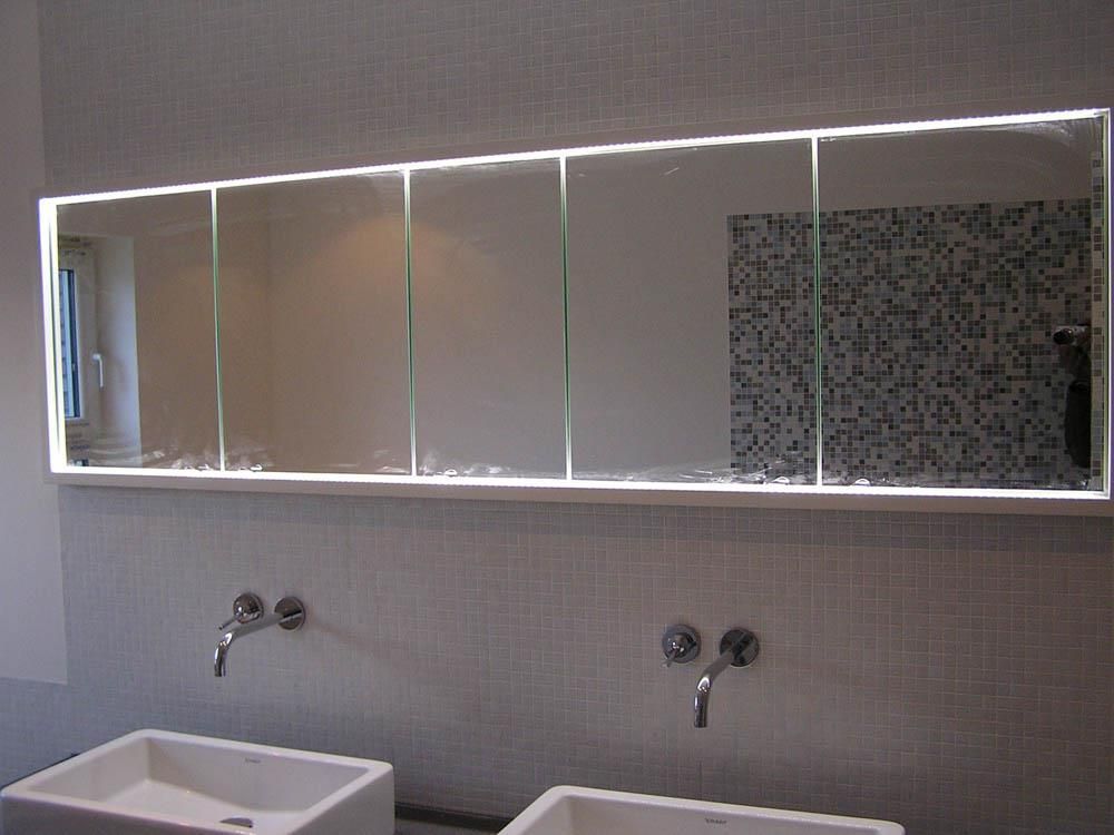 Ein Badezimmer mit zwei Waschbecken und einem großen Spiegel