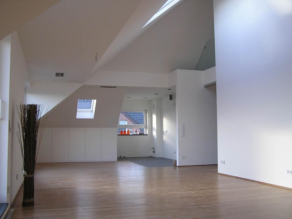 Ein leerer Raum mit Hartholzböden und weißen Wänden