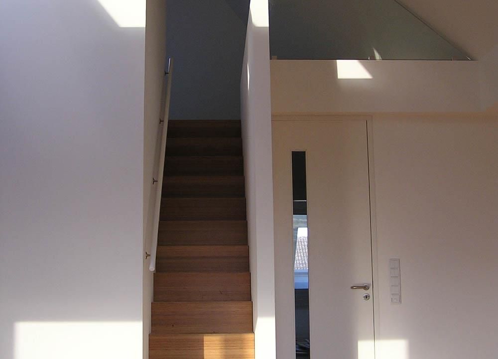 Eine Holztreppe, die in den zweiten Stock eines Hauses führt