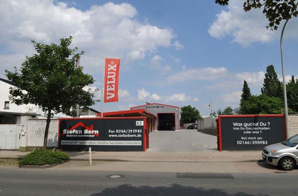 Ein Gebäude mit einem Schild mit der Aufschrift „Velux“ darauf