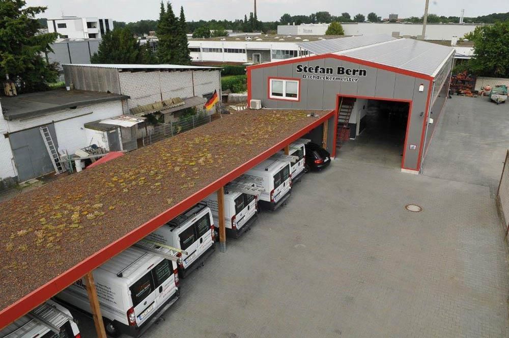 Eine Reihe von Lieferwagen parkt vor einem Gebäude mit der Aufschrift „Silver Horn“