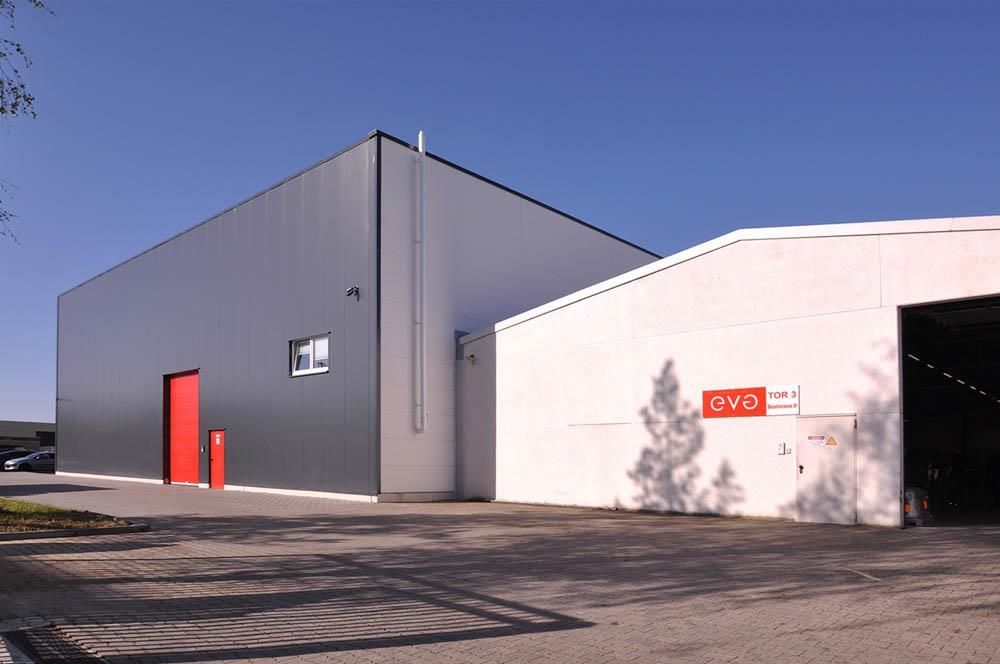 Ein großes Gebäude mit einer roten Tür und einem Schild mit der Aufschrift „LVV“