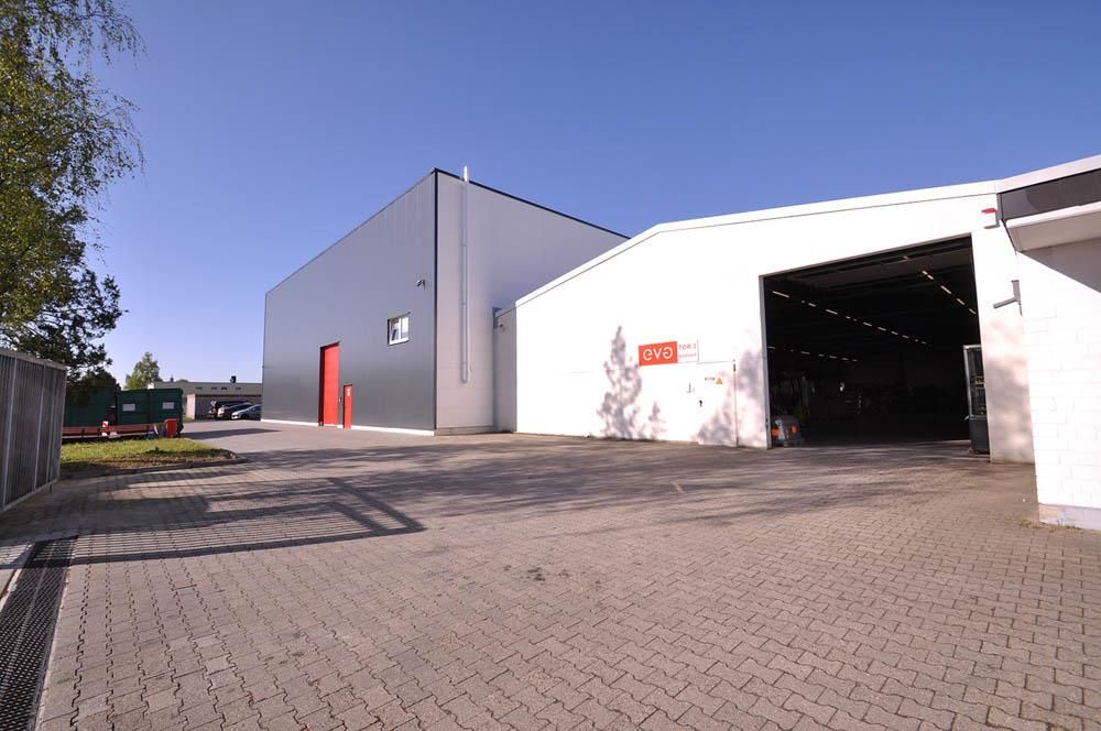 Ein großes weißes Gebäude mit einem roten Schild mit der Aufschrift PVC