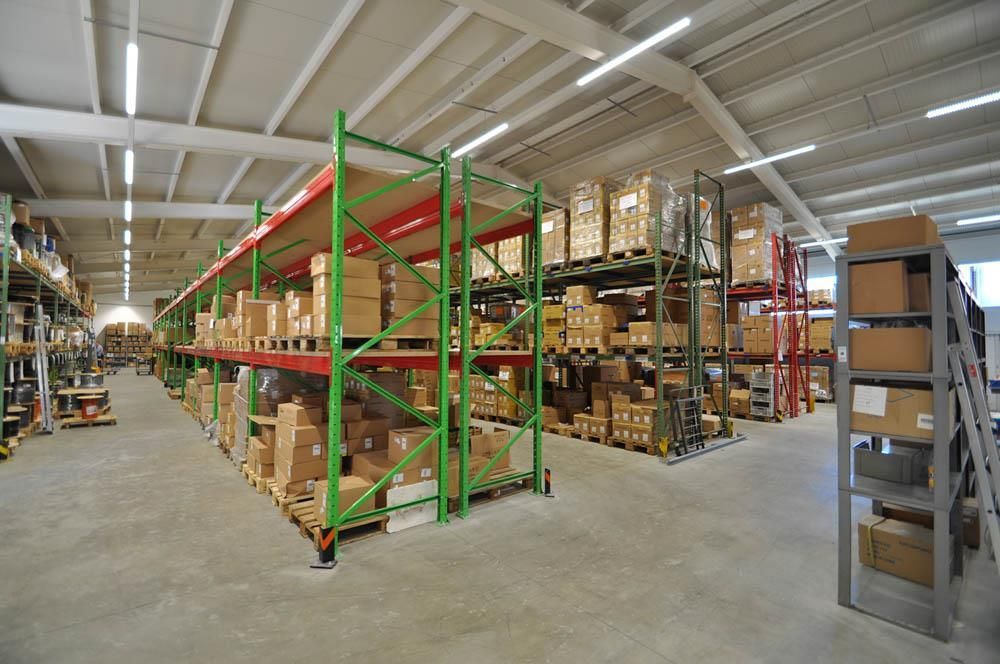 Ein großes Lager mit vielen Kisten und Regalen