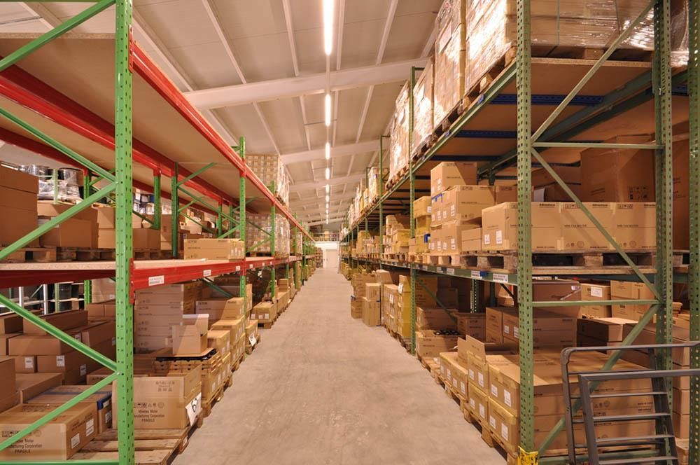 Ein großes Lager mit vielen Kisten und Regalen