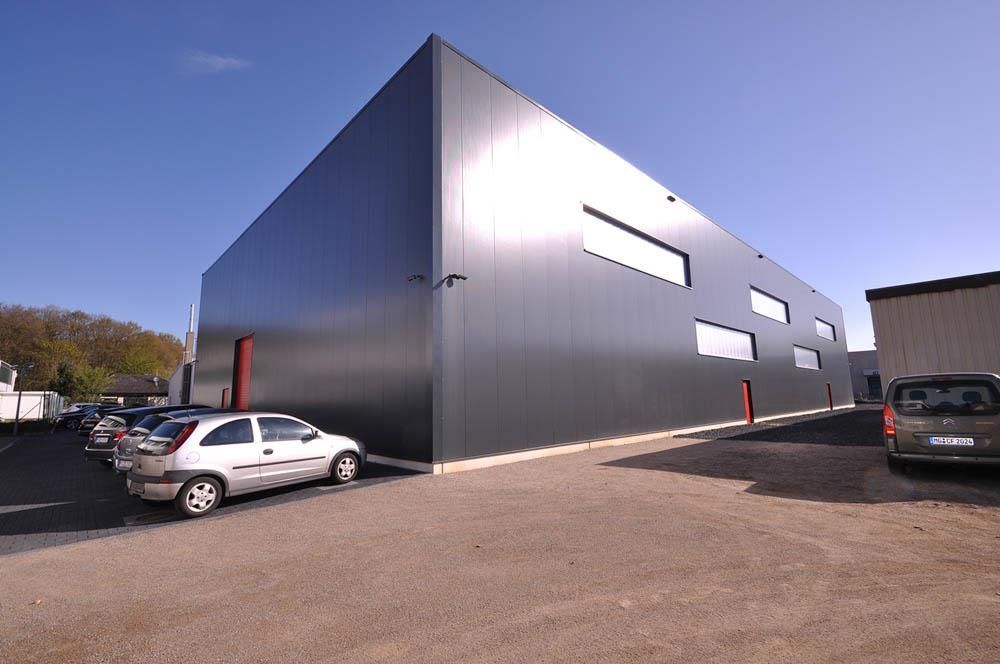 Ein großes Gebäude mit davor geparkten Autos