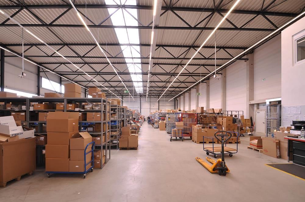Ein großes Lager mit vielen Kartons