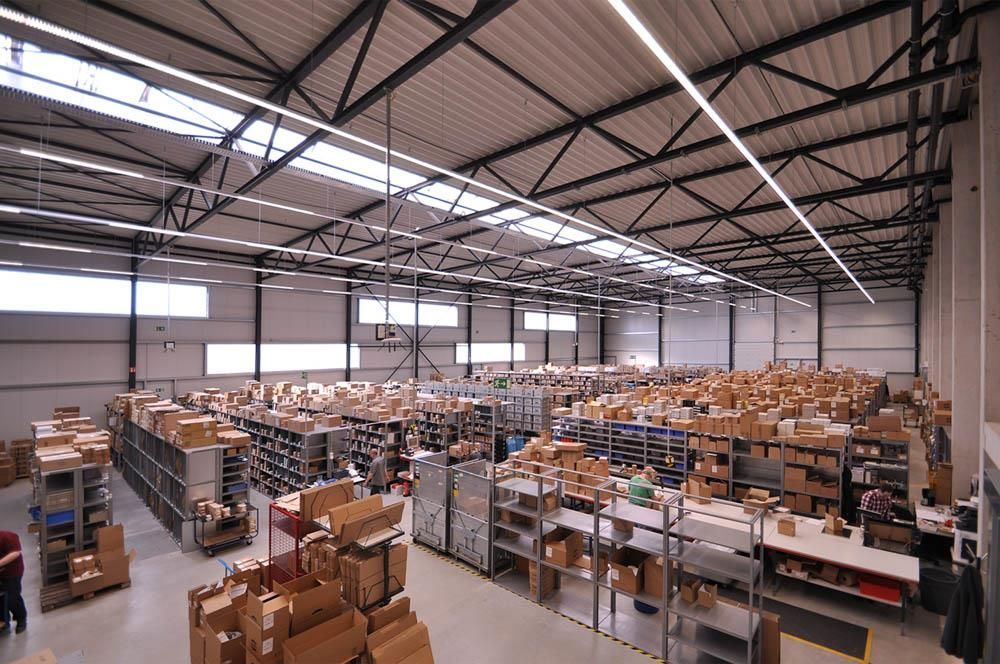 Ein großes Lager mit vielen Kisten und Regalen