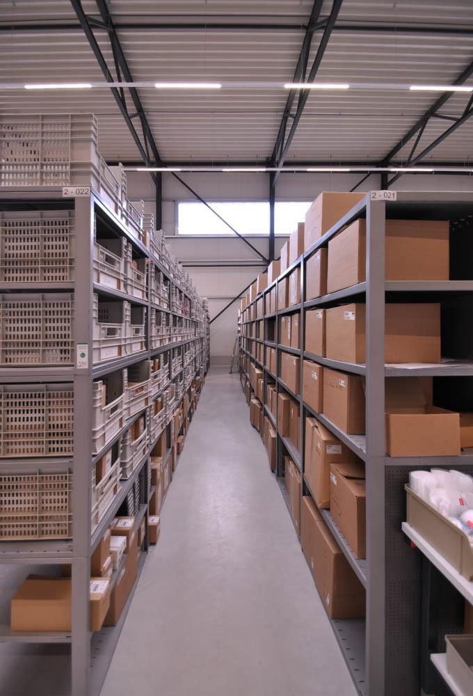Ein Lager mit vielen Regalen und Kisten