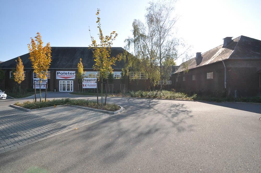 Ein Gebäude mit einem Schild mit der Aufschrift „Patate“ darauf