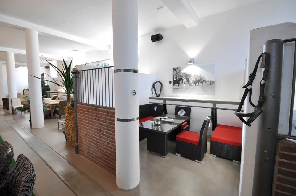 Ein Raum mit einem Tisch und Stühlen darin