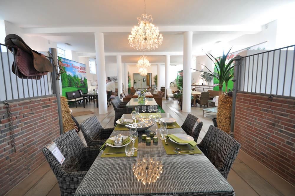 Ein großer Raum mit Tisch und Stühlen und einem Kronleuchter