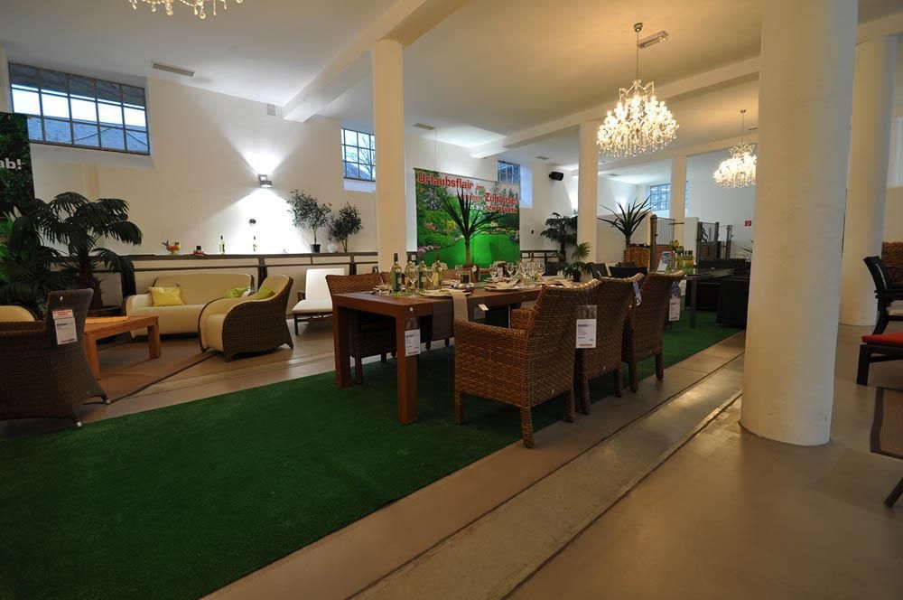 Ein großer Raum mit einem Tisch und Stühlen