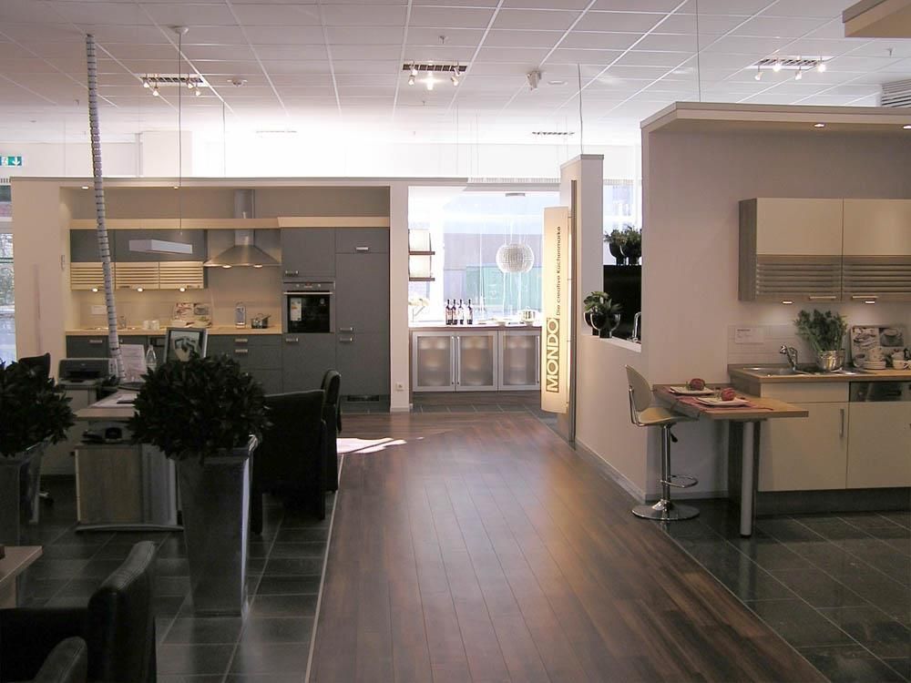 Eine Küche mit einem Schild mit der Aufschrift „Tokio“ darauf