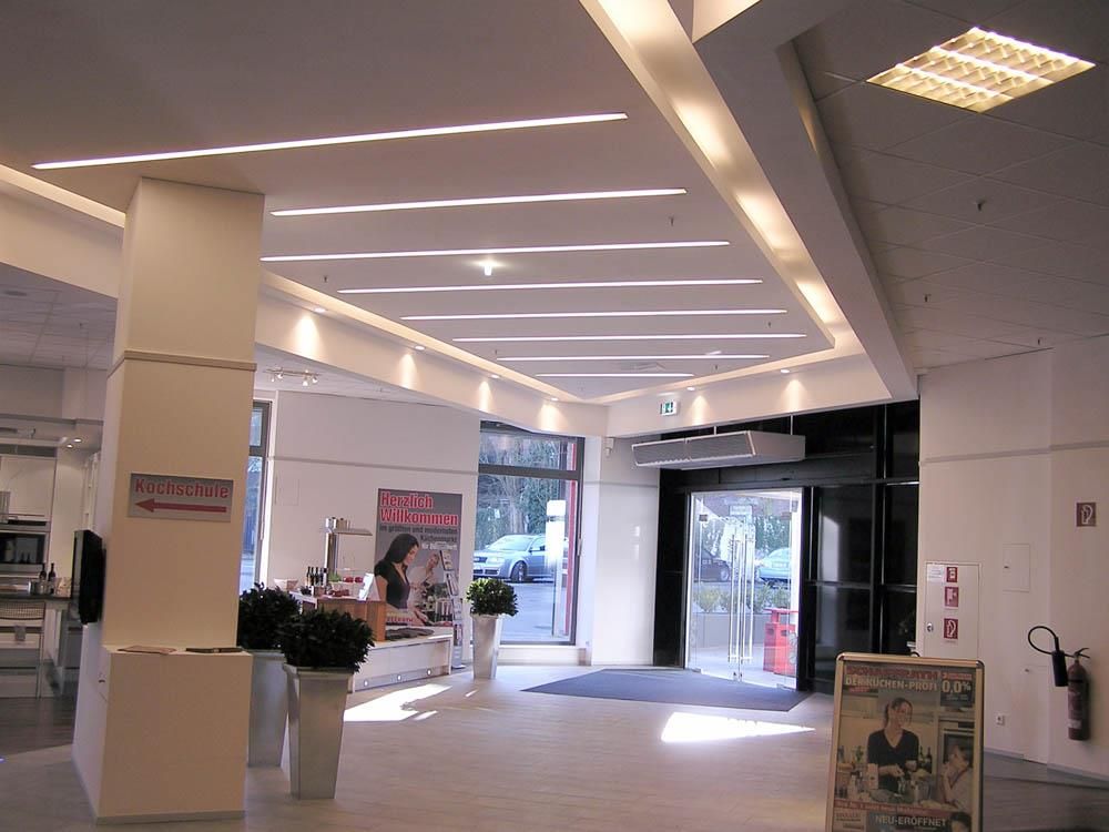 Ein Zimmer mit einem Schild, auf dem 