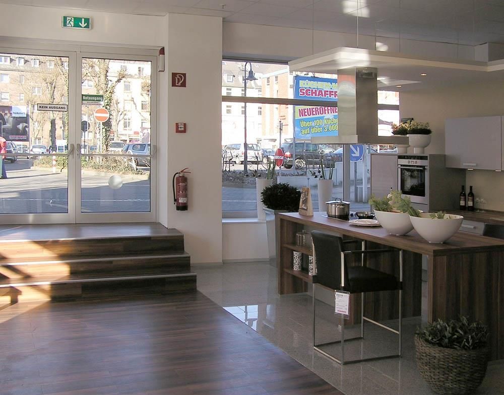 Eine Küche mit einem Feuerlöscher an der Wand