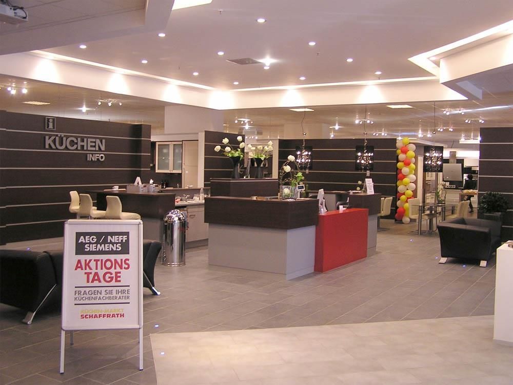 Ein großer Raum mit einem Schild mit der Aufschrift „Aktionstage“