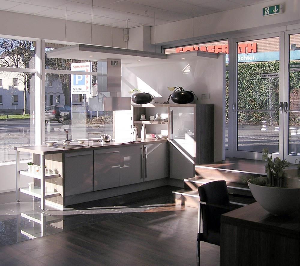 Eine Küche mit einem Schild mit der Aufschrift „P“ darauf