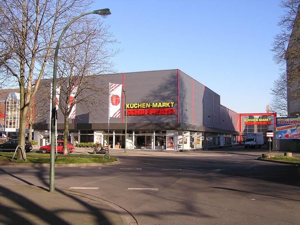 Ein großes Gebäude mit einem Schild mit der Aufschrift Deich Markt