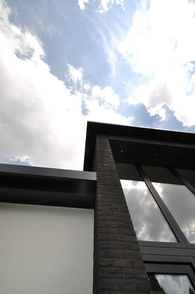 Blick nach oben auf ein Gebäude mit blauem Himmel im Hintergrund