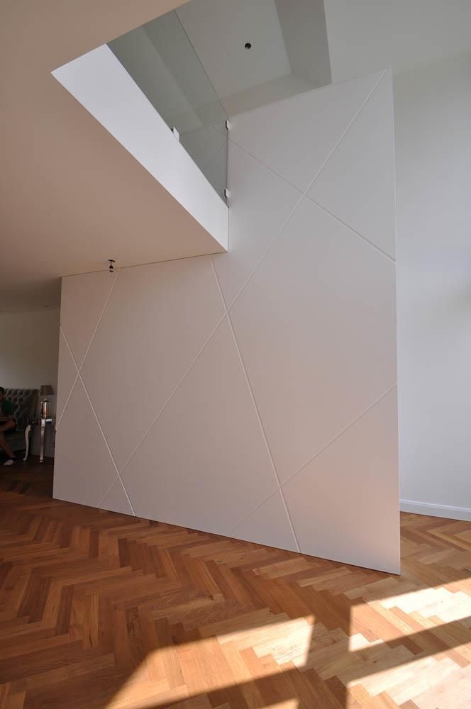 Ein Raum mit Holzboden und weißer Wand