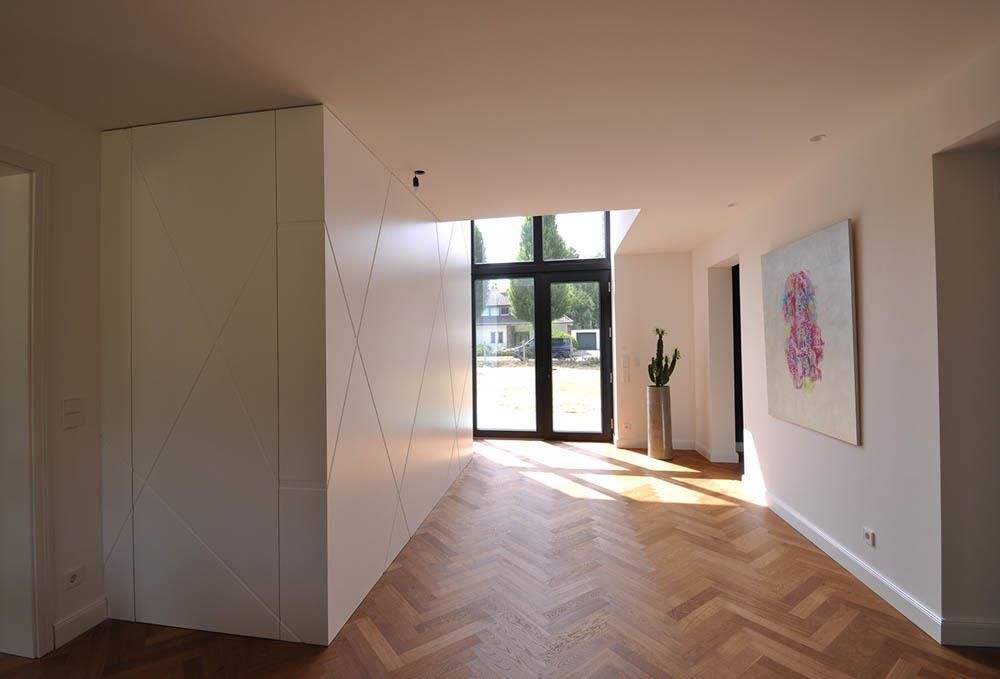 Ein leerer Raum mit einem Gemälde an der Wand