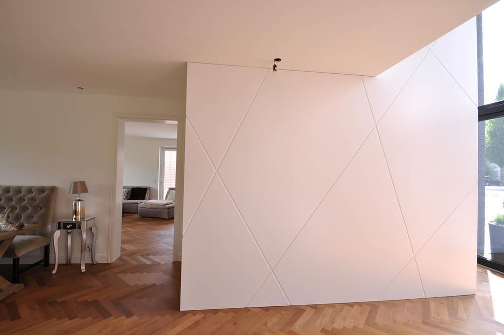 Ein Raum mit einer weißen Wand und einem Holzboden