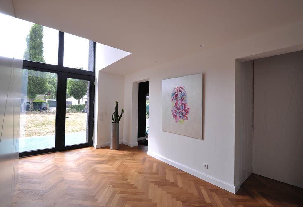 Ein leerer Raum mit einem Gemälde an der Wand