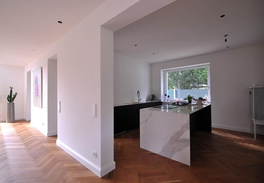 Eine Küche mit einer großen Insel in der Mitte