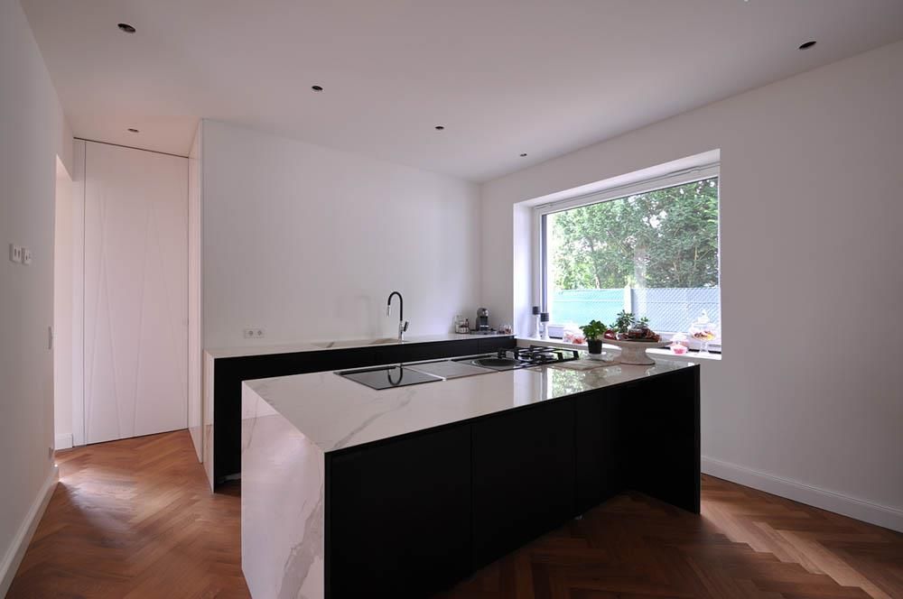 Eine Küche mit einer großen Insel und einem großen Fenster